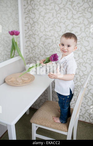 Niedliche Baby Boy mit Tulpe Stockfoto