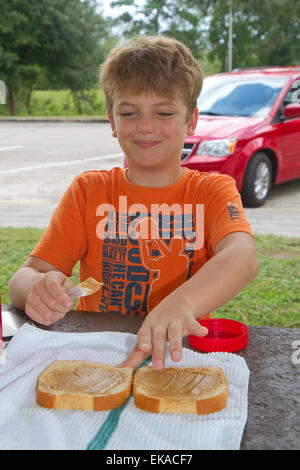 Zehn Jahre alten Jungen ein Peanut Butter Sandwich. Stockfoto