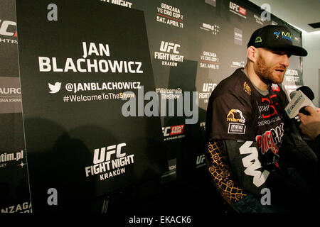 Krakau, Polen. 8. April 2015. Jan Blachowicz Fragen bei einem Vorstellungsgespräch bei einem Medientag vor UFC Fight Night: GONZAGA VS. CRO COP 2 auf TAURON Arena in UFC Fight Night: GONZAGA VS. CRO COP 2 auf TAURON Arena Credit: Dan Cooke/Alamy Live-Nachrichten Stockfoto