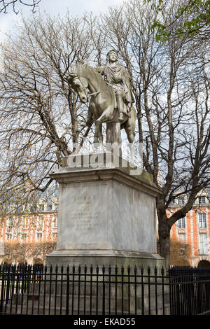 Louis XIII-Statue in Place des Vosges, Paris Marais Bezirk Stockfoto