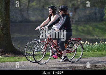 Zwei weibliche Radfahrer fahren Fahrrad auf dem Taff Trail in Cardiff, Südwales, bei warmen sonnigem Wetter. Stockfoto