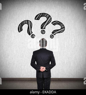 Unternehmer denken mit Fragezeichen über den Kopf Stockfoto