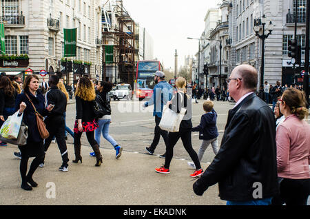 Menschen Kreuzung Straße an belebten Kreuzung am Londoner Piccadilly im Herzen des West End, zentrales London, England, UK. Stockfoto