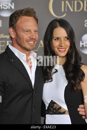 LOS ANGELES, CA - 1. März 2015: Ian Ziering & Frau Erin Kristine Ludwig auf die Welt-premiere von "Aschenputtel" am El Capitan Theatre in Hollywood. Stockfoto