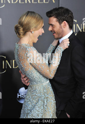 LOS ANGELES, CA - 1. März 2015: Lily James & Richard Madden auf der World premiere ihres Films "Aschenputtel" am El Capitan Theatre in Hollywood. Stockfoto