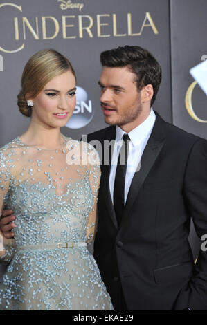 LOS ANGELES, CA - 1. März 2015: Lily James & Richard Madden auf der World premiere ihres Films "Aschenputtel" am El Capitan Theatre in Hollywood. Stockfoto