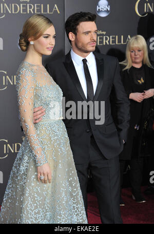 LOS ANGELES, CA - 1. März 2015: Lily James & Richard Madden auf der World premiere ihres Films "Aschenputtel" am El Capitan Theatre in Hollywood. Stockfoto