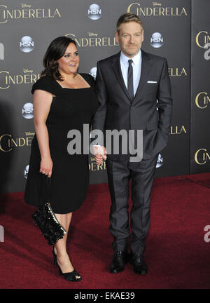 LOS ANGELES, CA - 1. März 2015: Regisseur Kenneth Branagh & Frau Lindsay Brunnock auf der ganzen Welt premiere seines Films "Aschenputtel" am El Capitan Theatre in Hollywood. Stockfoto