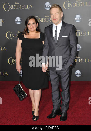 LOS ANGELES, CA - 1. März 2015: Regisseur Kenneth Branagh & Frau Lindsay Brunnock auf der ganzen Welt premiere seines Films "Aschenputtel" am El Capitan Theatre in Hollywood. Stockfoto