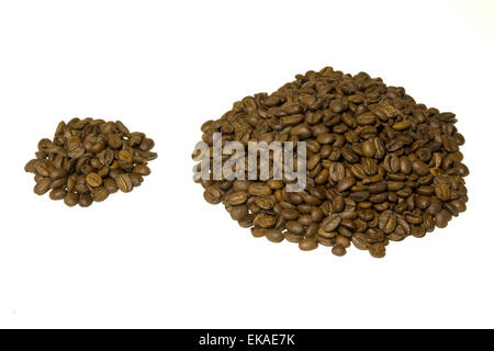 zwei Hügel Kaffeebohnen liegen auf dem weißen Tisch Stockfoto