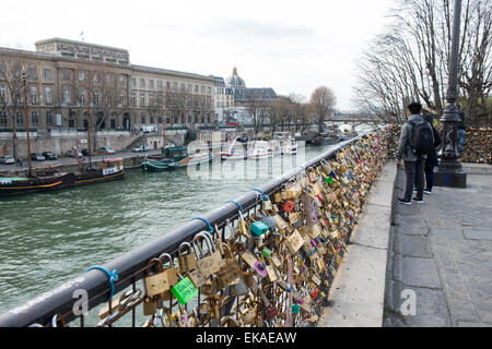 Liebesschlösser auf der Pont Neuf in Paris, Frankreich-EU Stockfoto