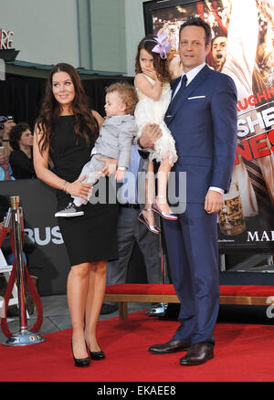 LOS ANGELES, CA - 4. März 2015: Schauspieler Vince Vaughn & Frau Kyla Weber & Kinder Vernon & Lochlan in TCL Chinese Theatre, Hollywood, wo er seine Hand- und Fußabdrücke in Zement gesetzt hatte. Stockfoto