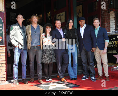 LOS ANGELES, CA - 5. März 2015: "NCIS: Los Angeles stars Miguel Ferrer (links), Eric Christian Olsen, Renee Felice Smith, Chris O'Donnell, Daniela Ruah, LL Cool J & Barrett Foa am Hollywood Boulevard, wo Chris O'Donnell wurde mit dem 2,544th Stern auf dem Walk of Fame geehrt. Stockfoto