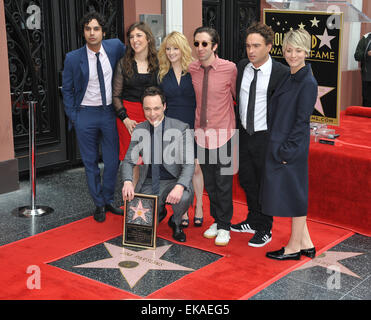 LOS ANGELES, CA - 11. März 2015: Schauspieler Jim Parsons & Big Bang Theory Co-stars Mayim Bialik, Melissa Rauch, Kunal Nayyar (links), Simon Helberg, Johnny Galecki & Kaley Cuoco-Sweeting auf dem Hollywood Boulevard, wo Parsons geehrt wird, mit dem 2,545th Stern auf dem Hollywood Walk of Fame. Stockfoto