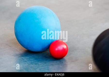 Ball in einem Spiel der Schalen zu gewinnen Stockfoto