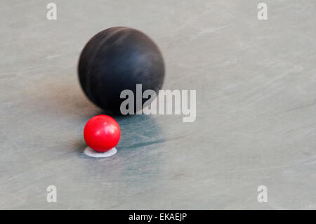 Ball in einem Spiel der Schalen zu gewinnen Stockfoto