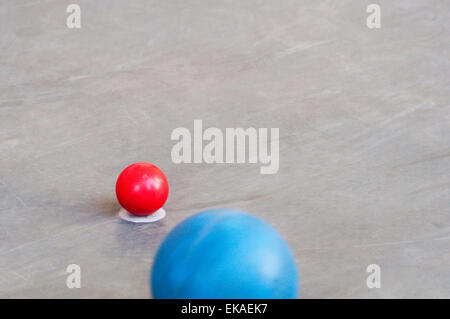 Ball in einem Spiel der Schalen zu gewinnen Stockfoto