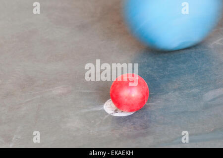 Ball in einem Spiel der Schalen zu gewinnen Stockfoto