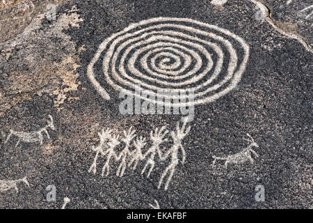 Petroglyphen erstellt durch die Hohokam-Indianer, die die Täler rund um Phoenix und Tucson zwischen C.E. 300Ð1500 besetzt Stockfoto