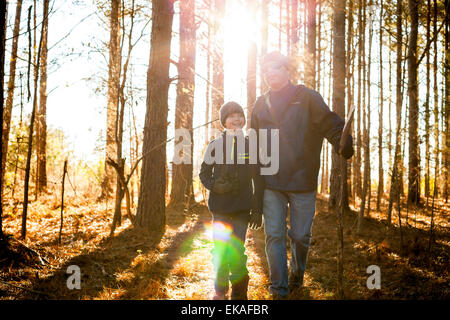 Vater und Sohn wandern im Wald Stockfoto
