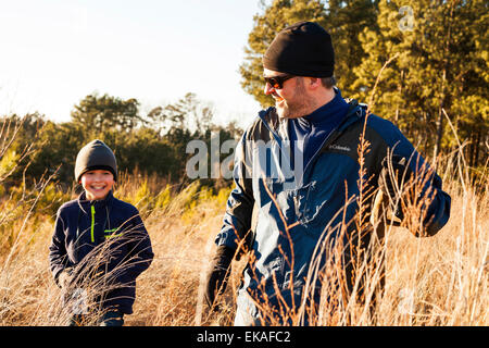 Vater und Sohn wandern im Feld Stockfoto