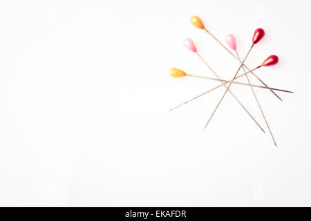 Viele Näh-Push-Pins isoliert auf weißem Hintergrund Stockfoto