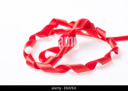 Verdrehte rotes Seidenband in form Stockfoto