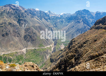 Dramatischen Blick auf die steilen Wände der Colca Canyon in Peru Stockfoto