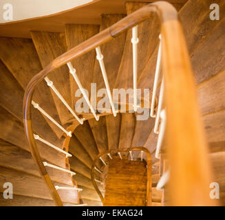 Auf der Suche nach unten durch eine gewundene Holztreppe. Stockfoto