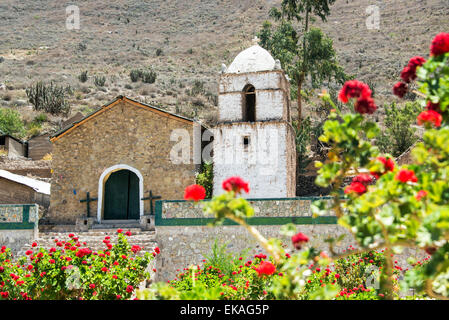 Alten kolonialen Kirche innerhalb der Colca Canyon in Peru mit Blumen im Vordergrund Stockfoto