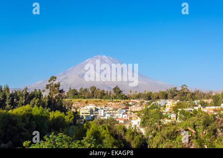 Blick auf El Misti Vulkan überragt von einem Wald und Arequipa, Peru Stockfoto