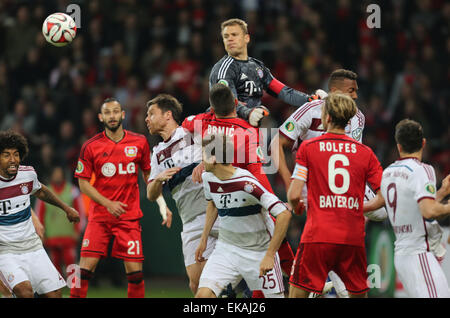 Leverkusen, Deutschland. 8. April 2015. DFB-Fußball-Pokal, Viertelfinale, Bayer 04 Leverkusen Vs FC Bayern München: Torwart Manuel Neuer (Muenchen, C) schlägt den Ball in der Mitte LtoR Dante, Oemer Toprak, Xabi Alonso, Josip Drmic, Thomas Mueller, Jerome Boateng, Simon Rolfes und Robert Lewandowski. Bildnachweis: Jürgen Schwarz/Alamy Live-Nachrichten Stockfoto