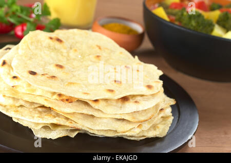 Indisches Fladenbrot namens Chapati mit Gemüse-Curry, Curry und Mango Lassi in den Rücken (Tiefenschärfe) Stockfoto