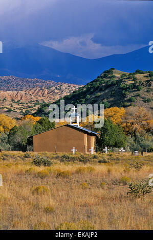 Eine alte Kirche am Fuße des Black Mesa auf San Ildefonso Pueblo verleiht eine romantische und geheimnisvolle Luft, die Farben des Herbstes. Stockfoto