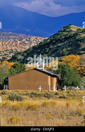 Eine alte Kirche am Fuße des Black Mesa auf San Ildefonso Pueblo verleiht eine romantische und geheimnisvolle Luft, die Farben des Herbstes. Stockfoto