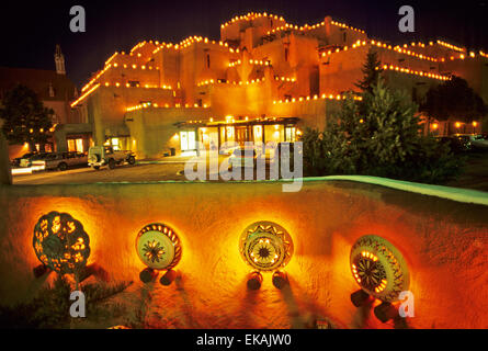 Das Dach des Holiday Inn Loretto in Santa Fe wird am Heiligabend von Hunderten von Faralitos, oft als Luminarias aufgehellt. Stockfoto