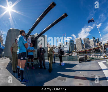 Sydney, Australien. 8. April 2015.  Der Super Rugby-Spiel zwischen den New South Wales Waratahs und Melbourne Rebellen für Anzac Day startete an Bord HMAS Vampire in Sydney am 8. April 2015 in Sydney, Australien. Bildnachweis: MediaServicesAP/Alamy Live-Nachrichten Stockfoto