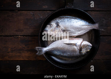 Glithead-Fischen in der alten Pfanne von oben auf hölzernen Hintergrund und Leerzeichen Stockfoto