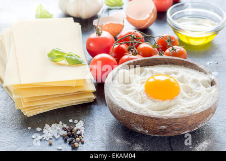 Konzept der Vorbereitung hausgemachte Lasagne, selektiven Fokus Stockfoto