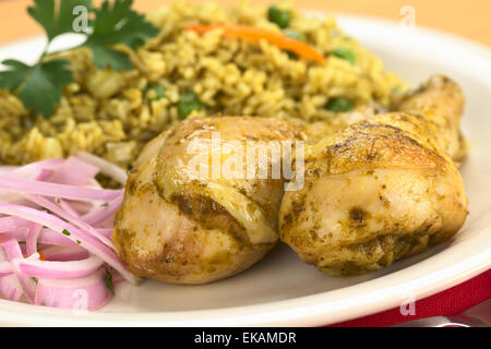 Peruanische Gericht namens Arroz Con Pollo (Reis mit Huhn), die aus Reis, Erbsen, Mais, Aji (Paprika) und Koriander Stockfoto