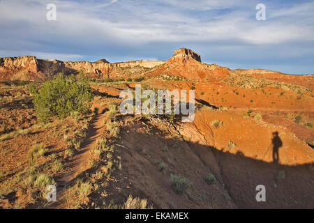 Die roten Klippen von Mesa Küche rund um den Ferienort der Ghost Ranch in der Nähe von New Mexico Stadt der Abiquiu sind sehr bunt. Stockfoto