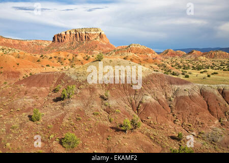 Die roten Klippen von Mesa Küche rund um den Ferienort der Ghost Ranch in der Nähe von New Mexico Stadt der Abiquiu sind sehr bunt. Stockfoto