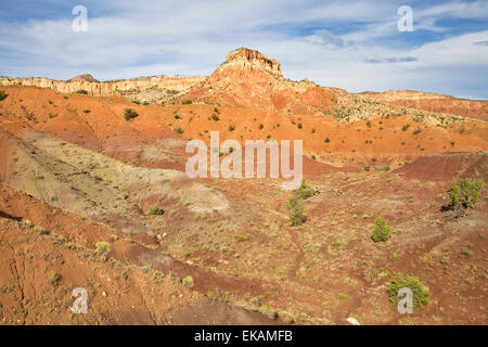 Die roten Klippen von Mesa Küche rund um den Ferienort der Ghost Ranch in der Nähe von New Mexico Stadt der Abiquiu sind sehr bunt. Stockfoto