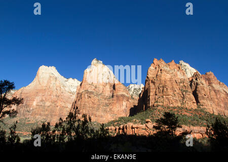 Gericht der Patriarchen im Zion National Park an einem klaren Tag mit blauem Himmel Stockfoto