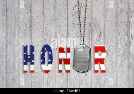 Military Dog Tags mit Flaggendesign für Ehren auf rustikalen graues Holz. Stockfoto