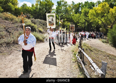 Der Sonntag Prozession während der Herbst-Festival im Rancho de Las Golondrinas ist immer ein bunt und dramatischen Moment. Stockfoto