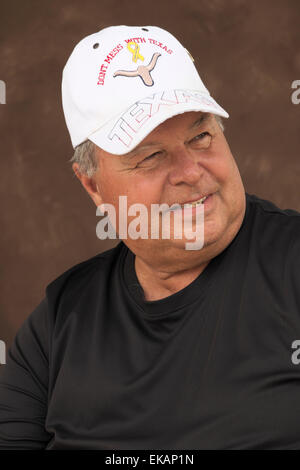 Älterer Mann posiert für ein förmliches Porträt mit einem Texas-Mütze. Stockfoto