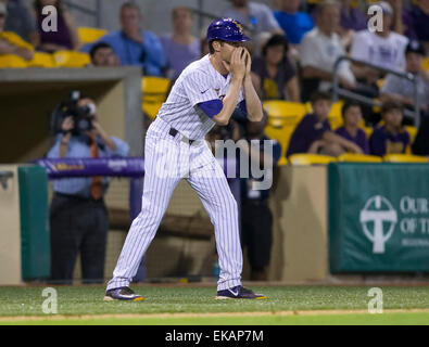 Rouge, LA, USA. 7. April 2015. LSU-Trainer schreien Anweisungen während des Spiels zwischen LSU und New Orleans Alex Box-Stadion in Baton Rouge, Louisiana LSU besiegt New Orleans 11-2 © Csm/Alamy Live-Nachrichten Stockfoto