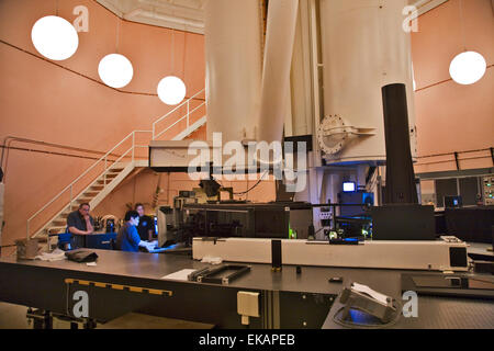 Techniker im Inneren das Dunn Sonnenteleskop Experiment ein an der National Solar Obesrvatory an Sonnenflecken in der Nähe von Cloudcroft, Stockfoto