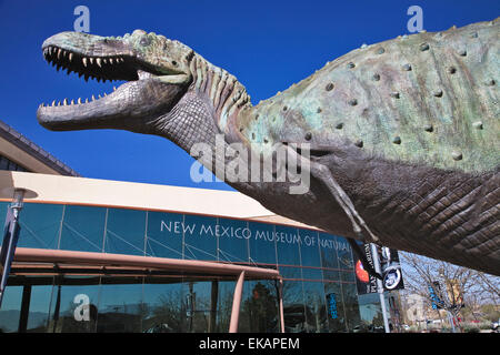 Ein riesige grüne Haut Raptor begrüßt die Besucher am Eingang zum New Mexico Museum of Natural History & Wissenschaft. Stockfoto
